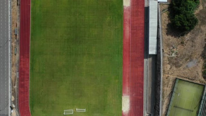 空绿色橄榄球，足球场和网球场，顶视图