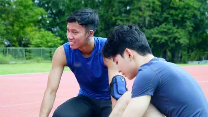亚洲两名男子在运动后重新锻炼