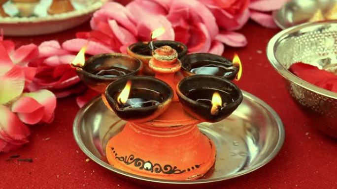 传统的南印度陶瓷油灯 'Nilavilakku' 在婚礼上，Nilavilakku在开始仪式之前被点