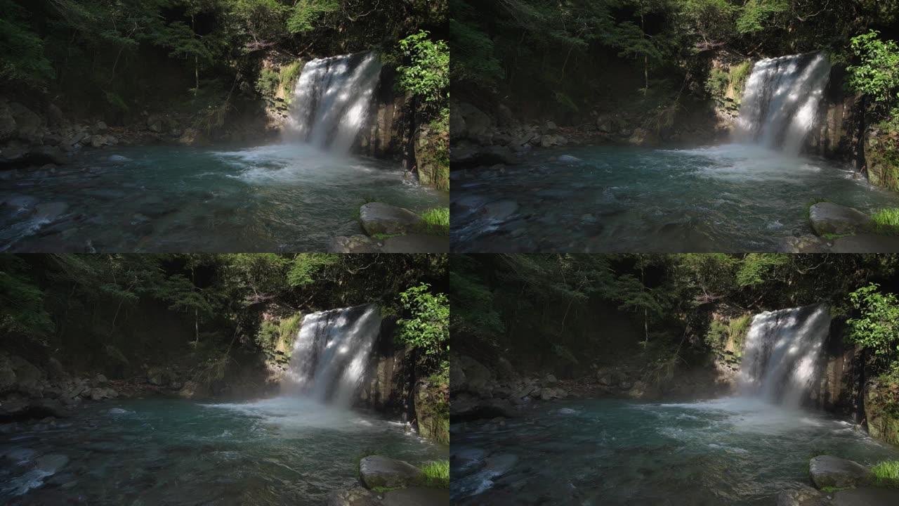 日本伊豆半岛夏日清晨的清澈瀑布