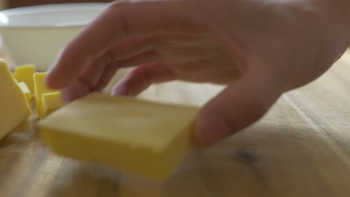 在厨房将黄油切成小块