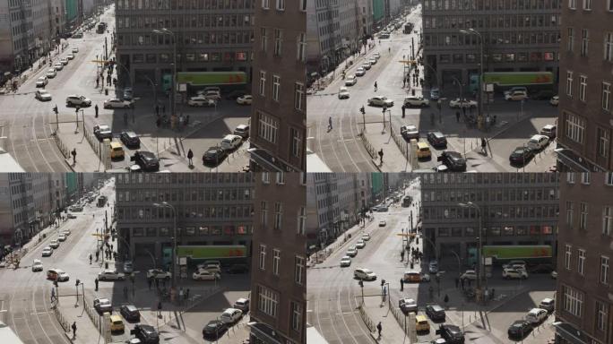 慢动作: 德国柏林晴天与黄色出租车/出租车在繁忙的十字路口与警察一起行驶槽 (德国出租车司机抗议Ub