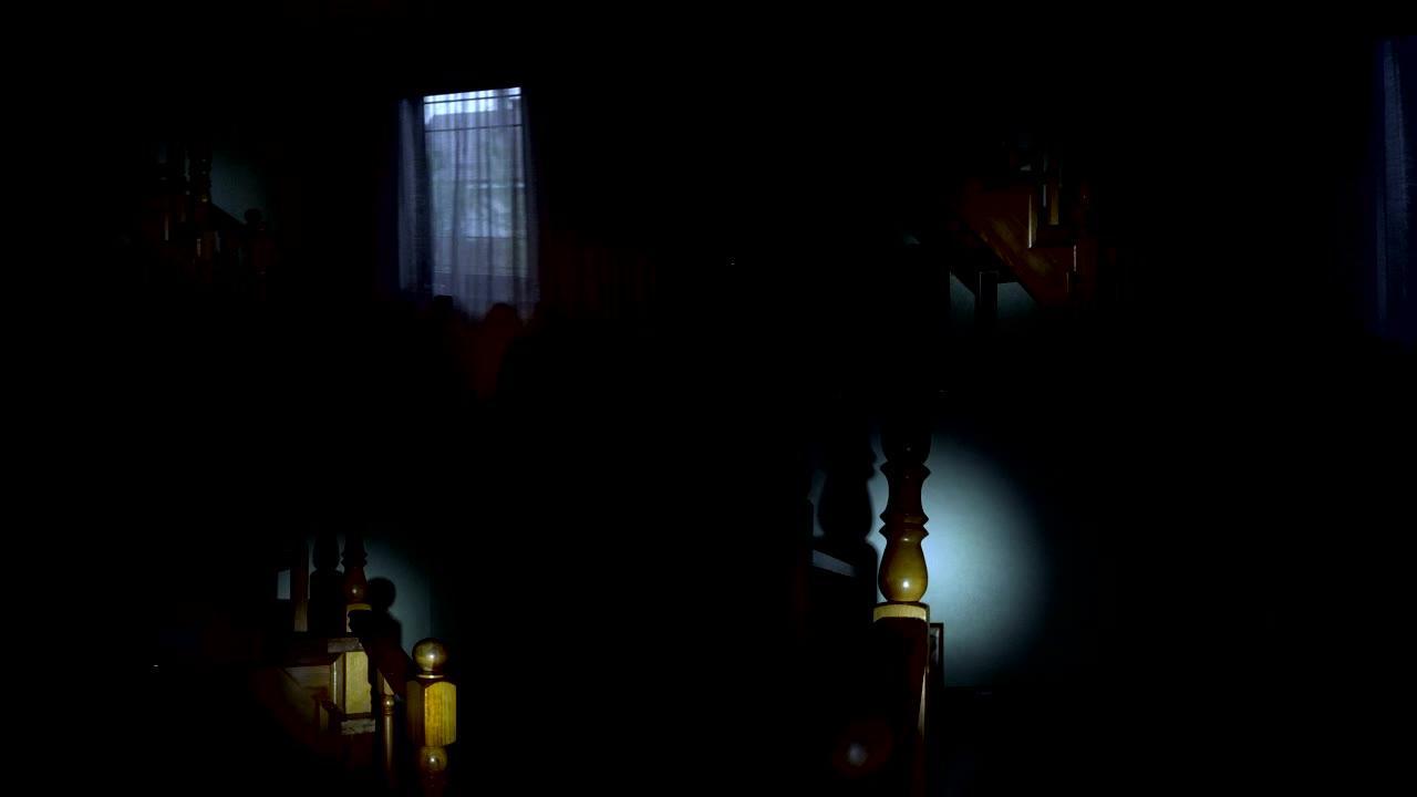 从摄像机的侧面看，一盏灯发出的光线，一间乡间别墅的房间