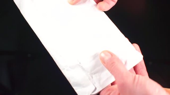间谍交给特工一个白色信封，上面写着一项任务。