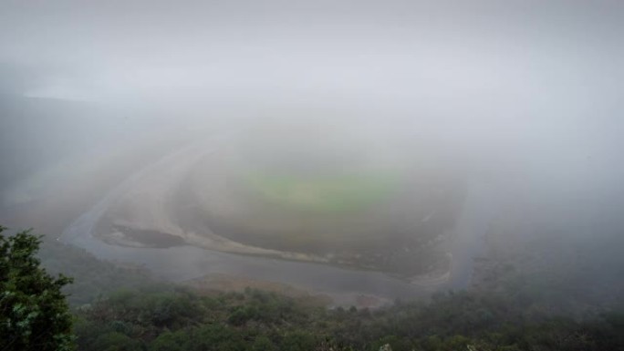 在一个雾蒙蒙的早晨，美丽蜿蜒的风景时光流逝。梅莱罗河曲，埃斯特雷马杜拉，西班牙。