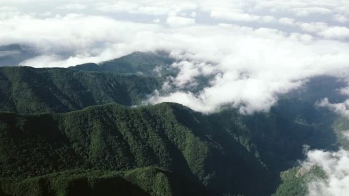 “Pico Ruivo” 山脉的无人机鸟瞰图