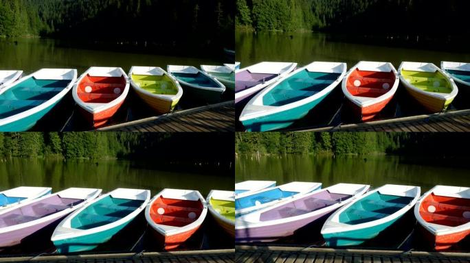 罗马尼亚Lacu Rosu湖岸上明亮的五彩船