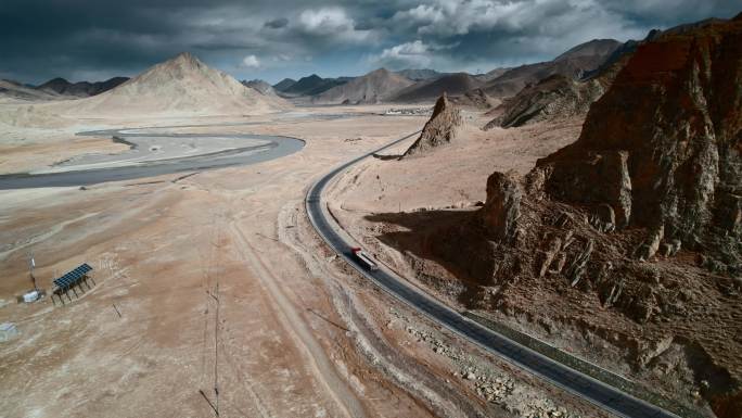 西藏旅游219国道卡车昆仑山脉河流河床