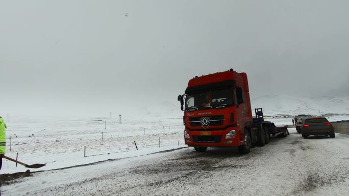 西藏旅游317国道交警处理冰雪路面拥堵