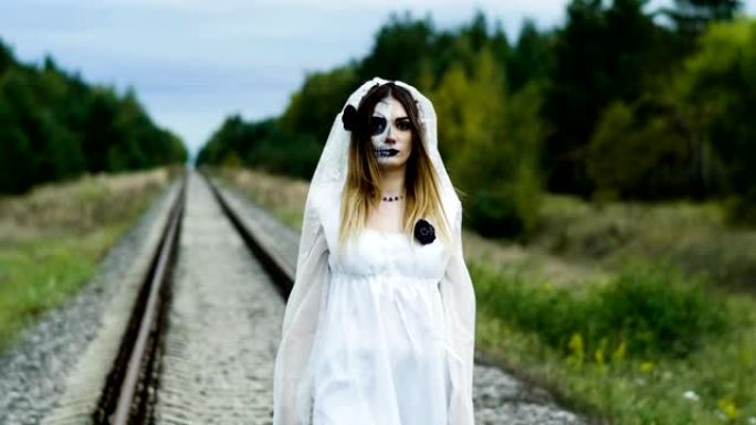 那个在铁路轨道上化妆成死去新娘的年轻女子。4K