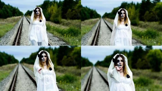 那个在铁路轨道上化妆成死去新娘的年轻女子。4K