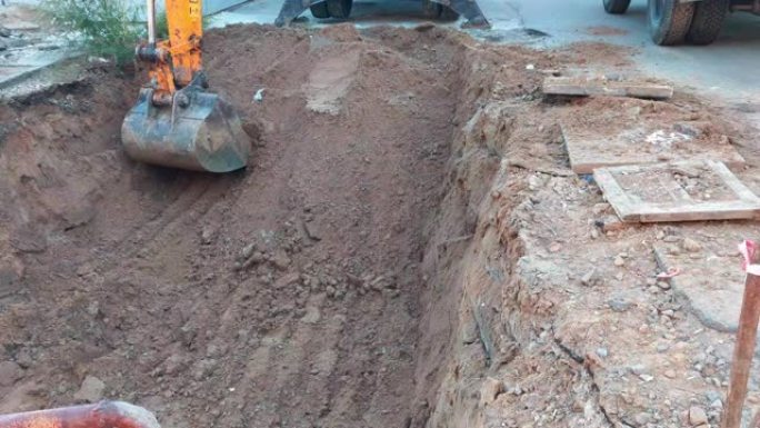 挖掘机铲斗在施工现场挖洞