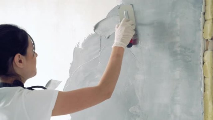 年轻女子在公寓或房子里画墙漆。