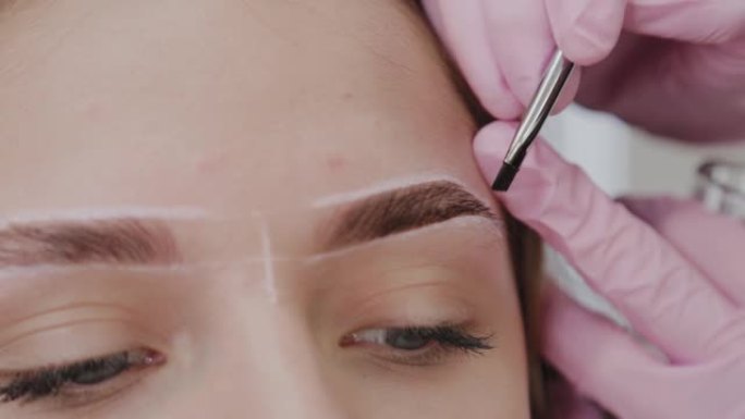 专业化妆师用指甲花给客户画眉毛