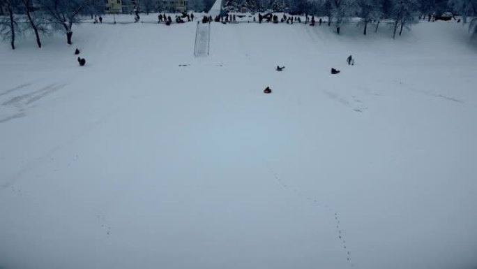 孩子们走在雪山上