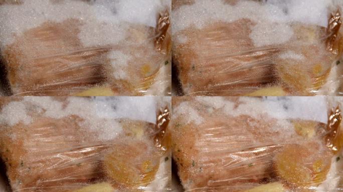 塑料包装的冻肉正在解冻