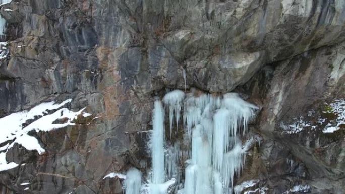 峡谷中陡峭的石墙上的冰瀑布。