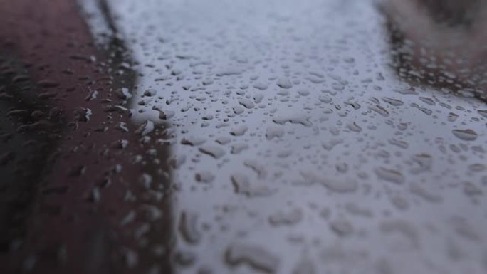 水滴聚集在金属汽车表面顶部