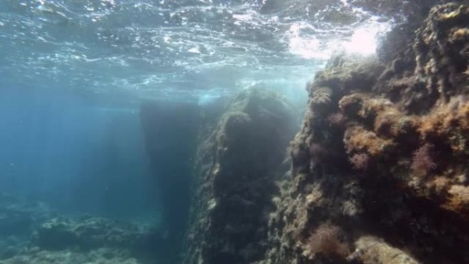 水面下的岩礁墙。地中海水下海景