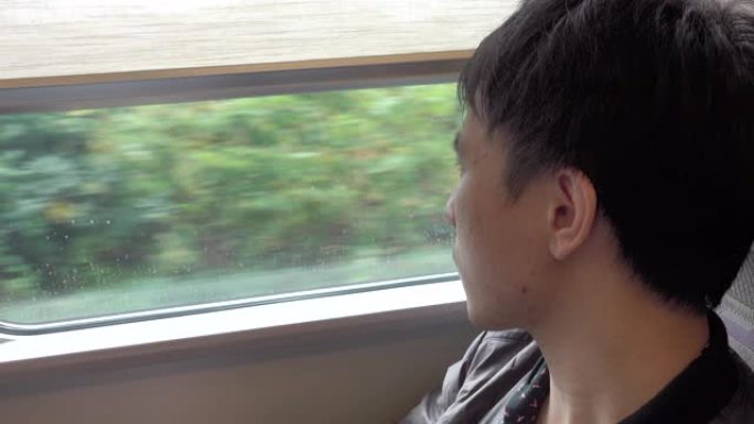 年轻人独自在火车上旅行