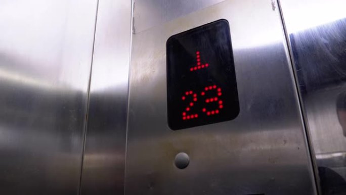 带有箭头向下的电梯中的数字显示显示从24到20的楼层