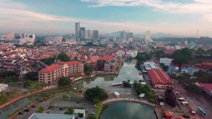 马六甲城市、老城区和河流的鸟瞰图