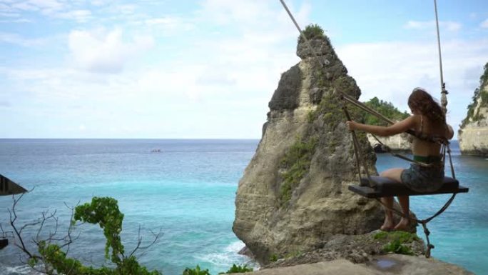 努沙佩尼达海上秋千上女人的风景