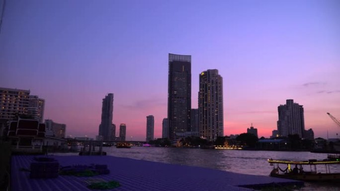 曼谷市中心傍晚的天际线河景