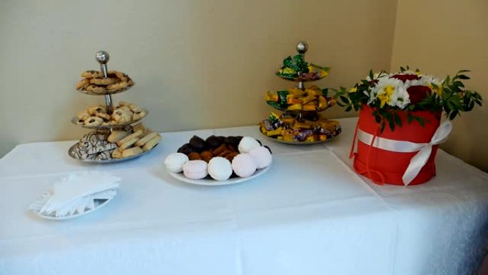 节日餐桌，配有饼干、糖果和鲜花、慢动作、装饰