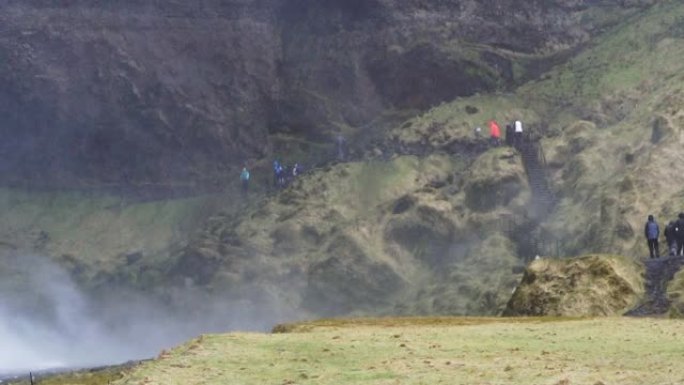 游客在冰岛雄伟的秋季慢动作下试走