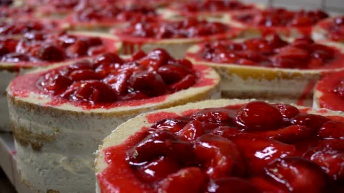 饼干馅饼或海绵蛋糕，水果和浆果准备上釉。手工制作草莓甜品蛋糕。面粉糖果生产。