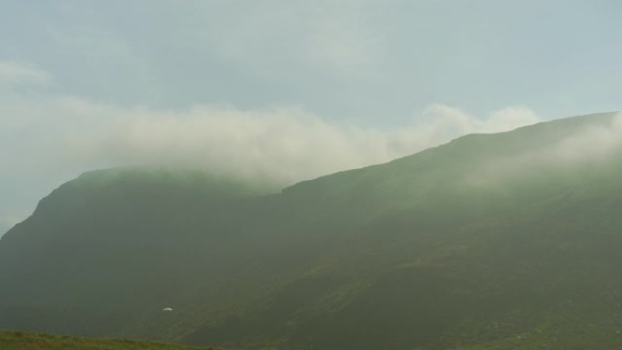 挪威峡湾的蓝色迷雾山