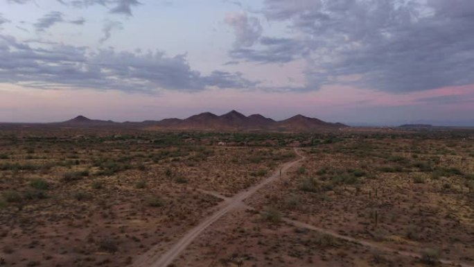 一架粉红色的无人机飞过亚利桑那州的索诺兰沙漠