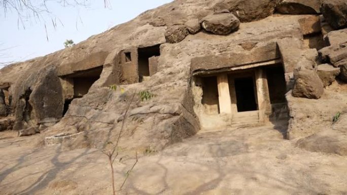 Mahakali洞穴，也有Kondivite洞穴19个在公元前1世纪至6世纪之间建造的岩石古迹