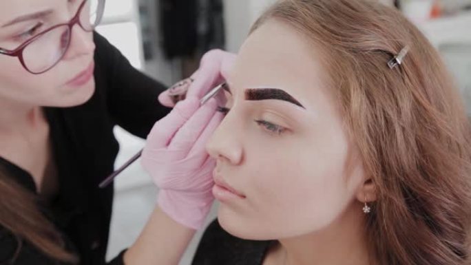 专业化妆师用指甲花给客户画眉毛