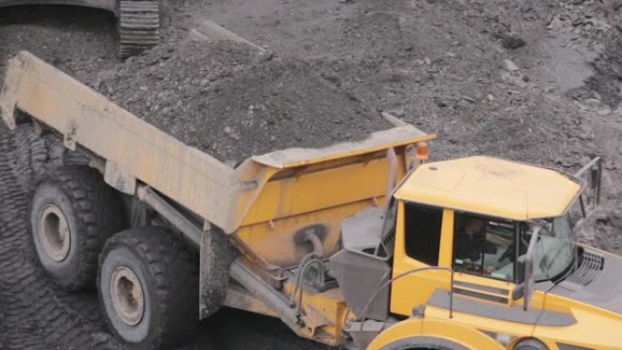 一辆矿用卡车正在运煤
