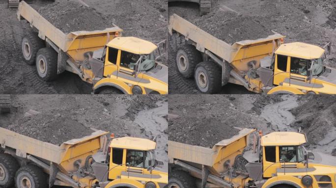 一辆矿用卡车正在运煤