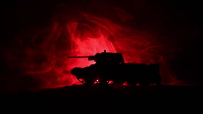 战争概念。战争雾天空背景上的军事轮廓战斗场景，夜间多云天际线下的装甲车轮廓。攻击场景。坦克大战。艺术