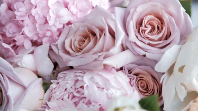 玫瑰花，牡丹和绣球花的新鲜粉红色花束