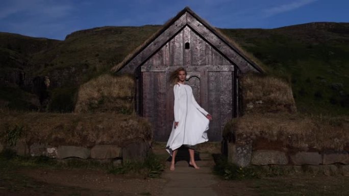 冰岛人民古老定居点的年轻女孩。童话时尚故事