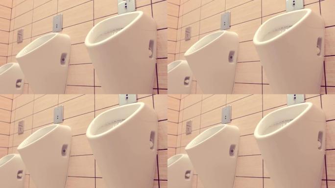 男性的小便池空公共厕所