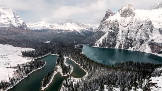 在加拿大Yoho国家公园的暴风雪中，奥巴宾高原与Ohara湖的高峰
