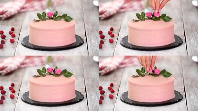 糖果用玫瑰装饰粉色蛋糕。