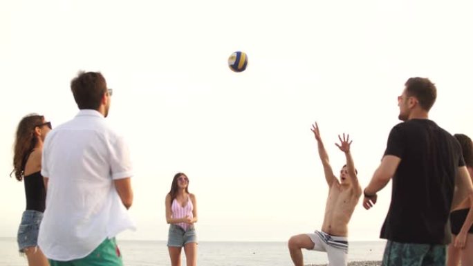 一群年轻人在沙滩上打排球