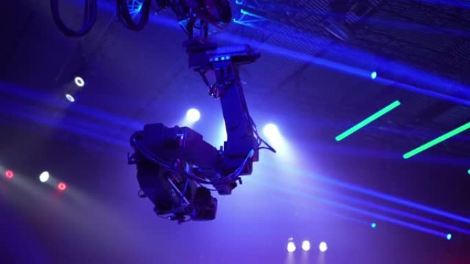 拍摄电视节目时水龙头上的摄像机。现场音乐会。