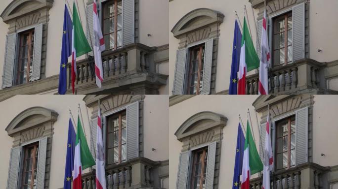 随风飘扬的意大利国旗。意大利大使馆，入口处有国旗。