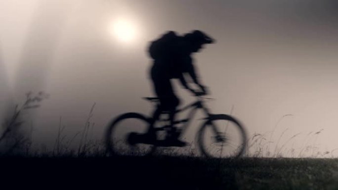 在多雾的天气条件下骑自行车的人。