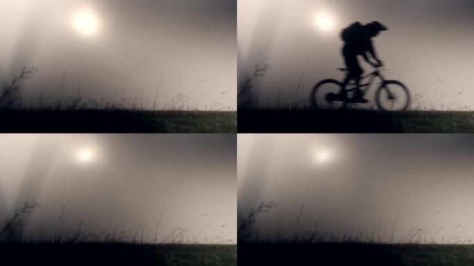 在多雾的天气条件下骑自行车的人。