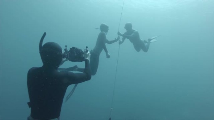 水下操作员与两名免费潜水员一起拍摄场景