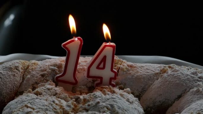 十四岁生日蛋糕配蜡烛